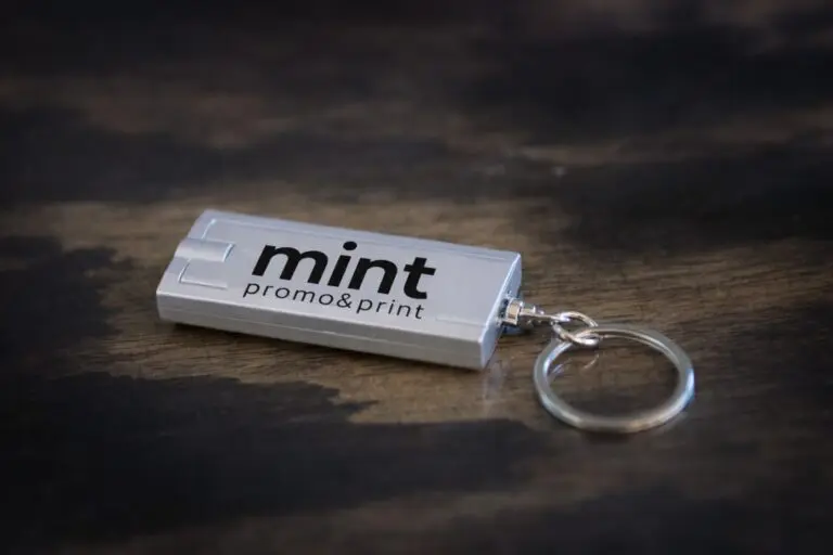 Metalni USB promo materijal sa logotipom mint promo print na drvenoj povrsini