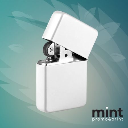 Beli metalni upaljač otvorenog poklopca, spreman za personalizaciju kao promotivni poklon.