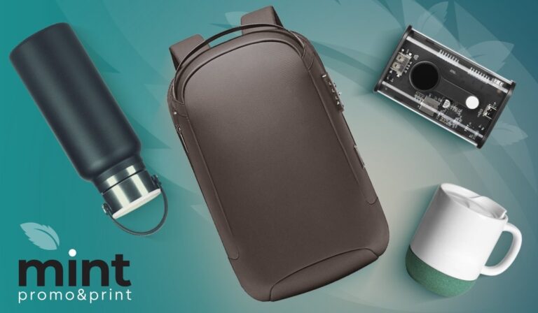 Kompozicija promotivnih proizvoda: termos flaša, ranac, elektronski uređaj i šolja, na plavoj pozadini sa logom Mint promo&print