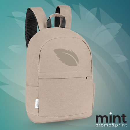 Bež ranac sa diskretnim brend logotipom u obliku lista, na plavoj pozadini sa ilustracijama listova