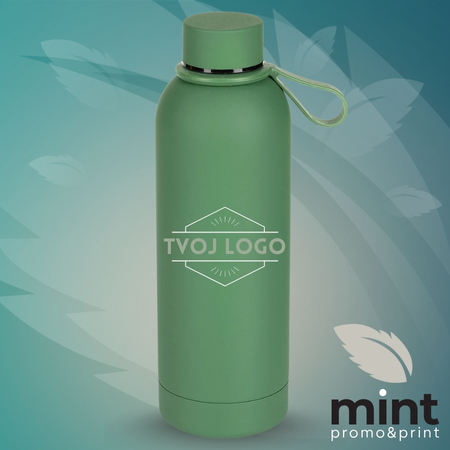 Zelena termos flaša sa prostorom za brendirani logo na sredini, na plavoj pozadini sa listovima