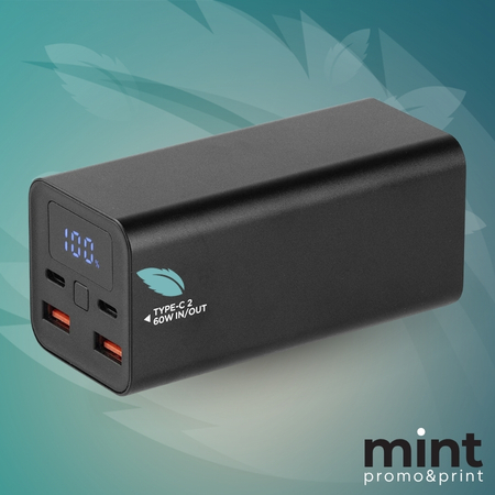 Crni power bank sa digitalnim ekranom i USB portovima, brendiran logotipom na bočnoj strani