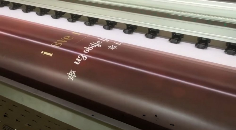 Ceradna štampa sa prazničnim dizajnom u toku izrade na digitalnoj mašini.