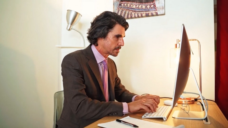 Kancelarijski materijal na radnom stolu.