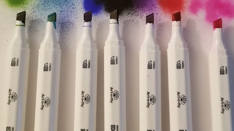 Set markera u različitim bojama poređanih na stolu