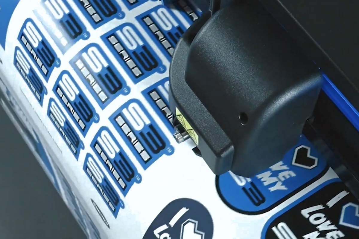 Summa S3 T140 sekač vinila u radu, precizno seče plavo-bele nalepnice sa visokim kvalitetom.