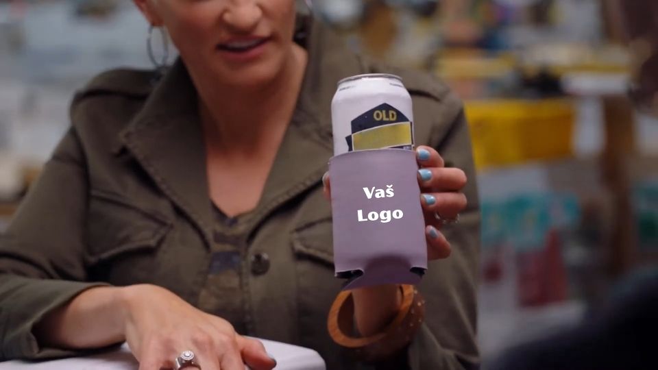 Osoba drzi promo drzac za limenku sa natpisom Vas logo u kancelarijskom okruzenju