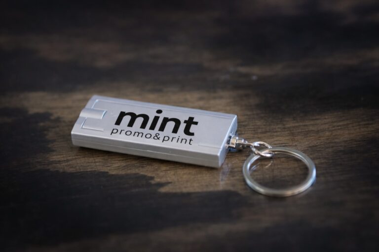 Metalni USB promo materijal sa logotipom mint promo print na drvenoj povrsini